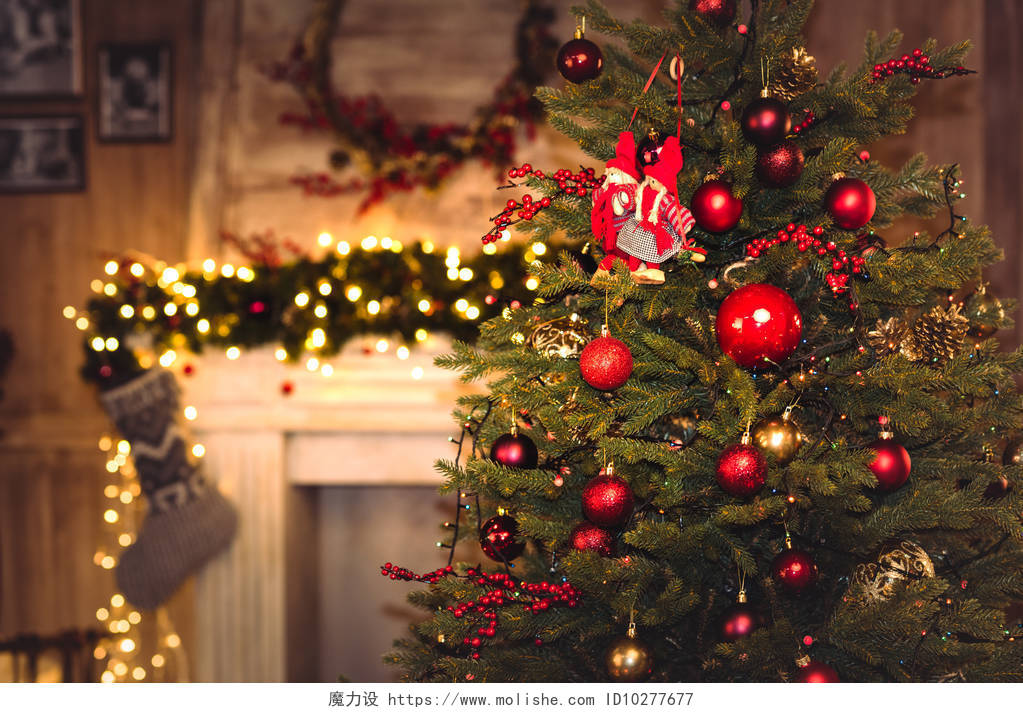 闪亮灯泡和装饰的圣诞树摄影图片